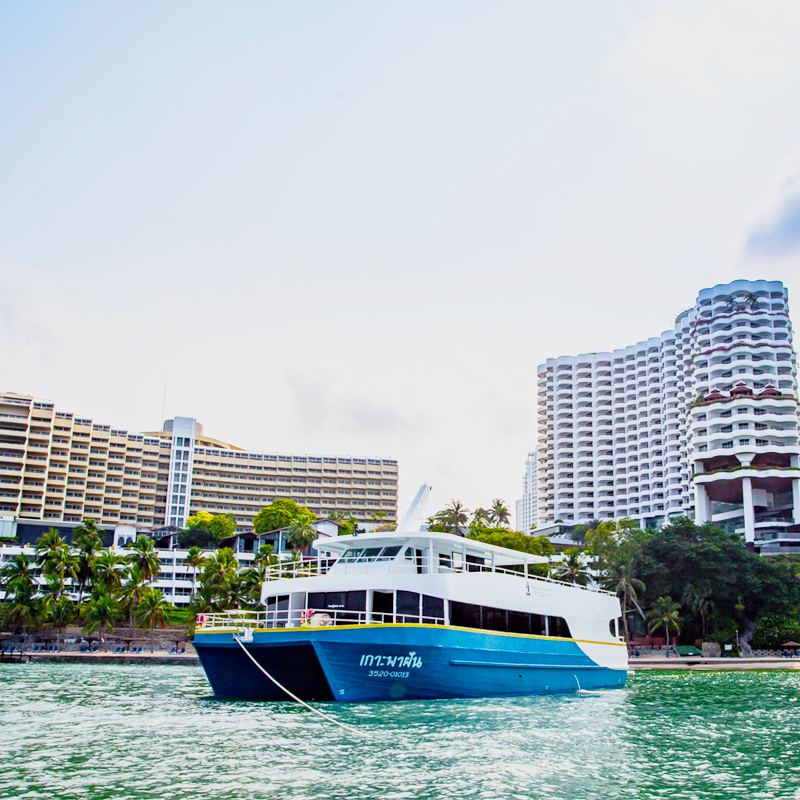 luxury yacht party in pattaya